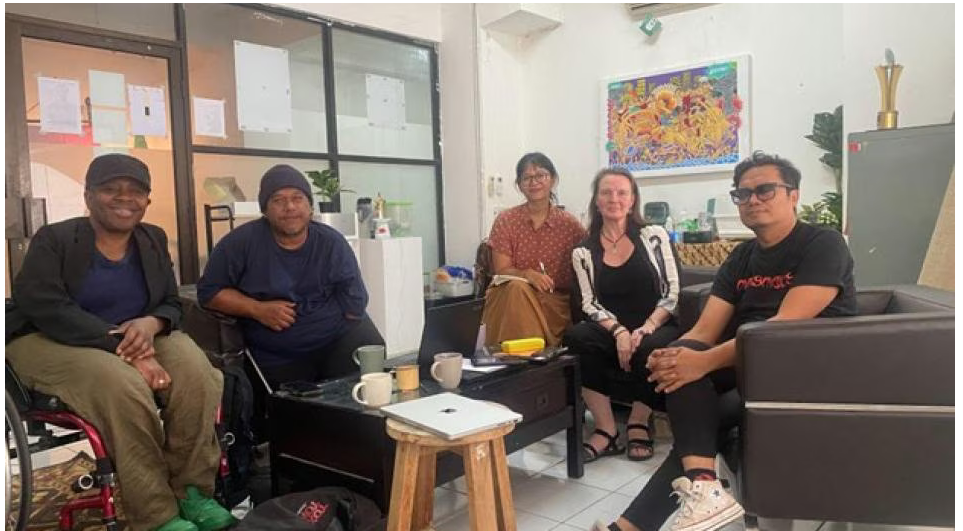 Jogja Disability Arts dan DaDaFest berfoto bersama 2024.