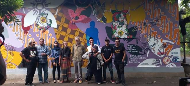 foto bersama Jogja Disability Arts dengan Komunitas Seniman Wales 