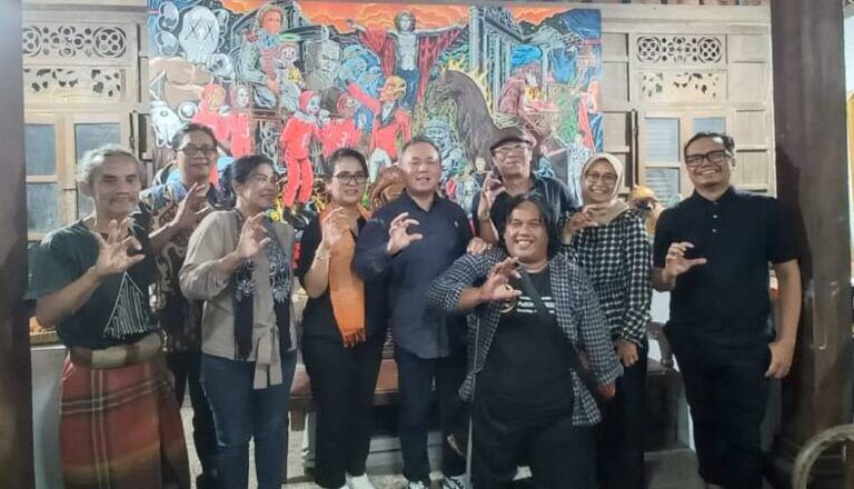 foto bersama pekerja seni dan Wamen HAM