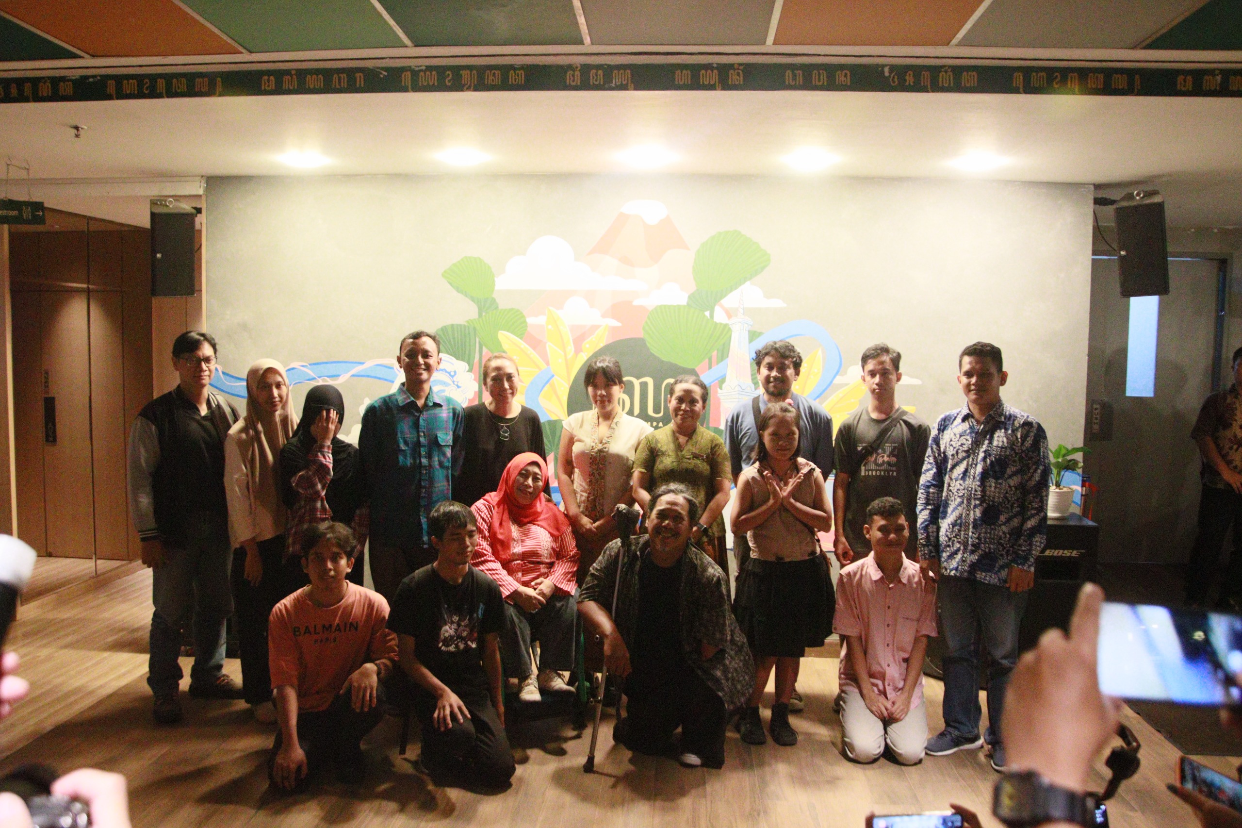 foto bersama pembukaan pameran Together Beyond Limits