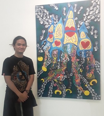 Aqil disamping lukisannya