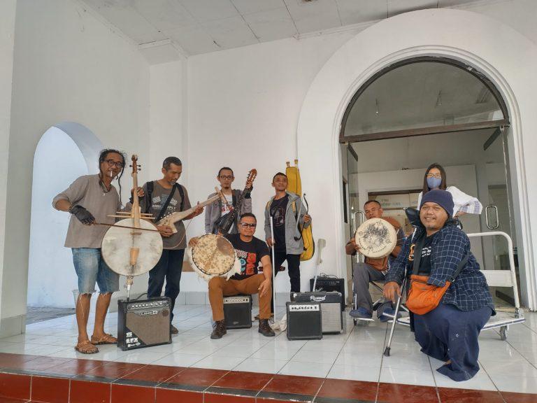 foto kelompok gendana musik di galeri RJ Katamsi