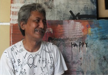 foto pariatmojo dibelakangnya ada lukisannya