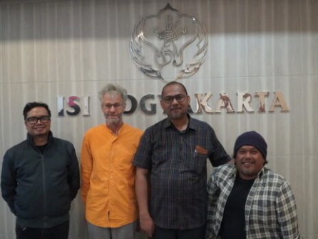 foto seniman asal Cardiff, Inggris, Andrew Bolton, dan Ketua Jogja Disability Arts (JDA), Sukri Budi Dharma, S.Psi., didampingi oleh Warsono, S.Sn., M.A., Ketua UPT Galeri R.J. Katamsi ISI Yogyakarta, dan rektor ISI Yogyakarta